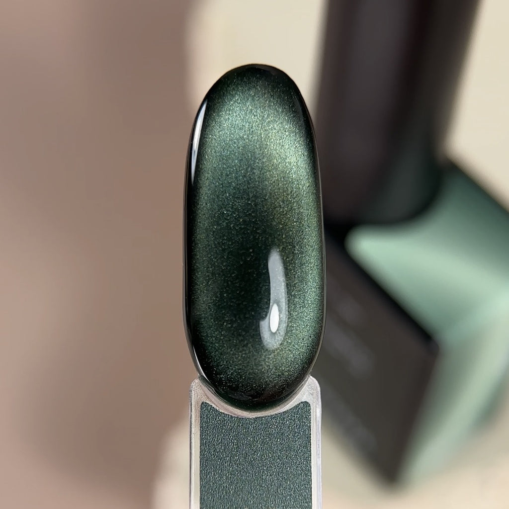 BIBLIOTEKA Esmalte Cat Eye Nº 04 Forest Beam — Esmeralda con destellos, 10 ml