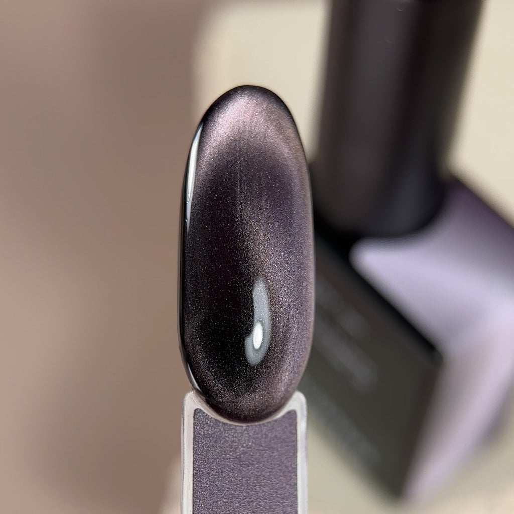 BIBLIOTEKA Esmalte Cat Eye Nº 08 Plum Glow — Brillo ciruela, 10 ml
