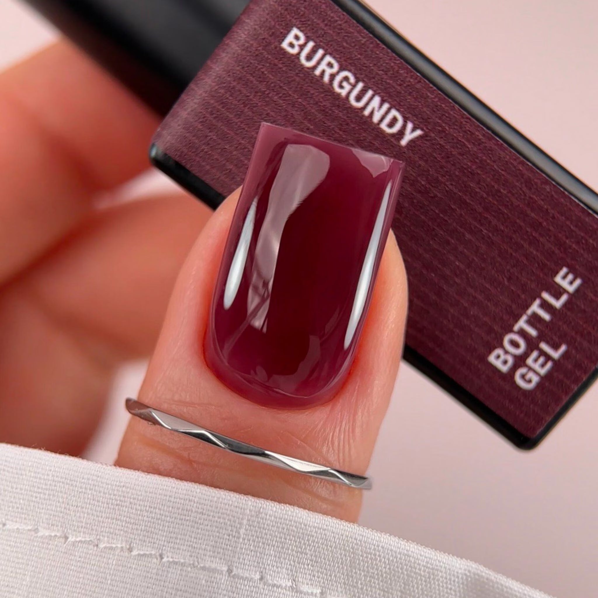 BIBLIOTEKA Bottle Gel Nº 08 Burgundy — gel constructor translúcido en tono burdeos, 10 ml.