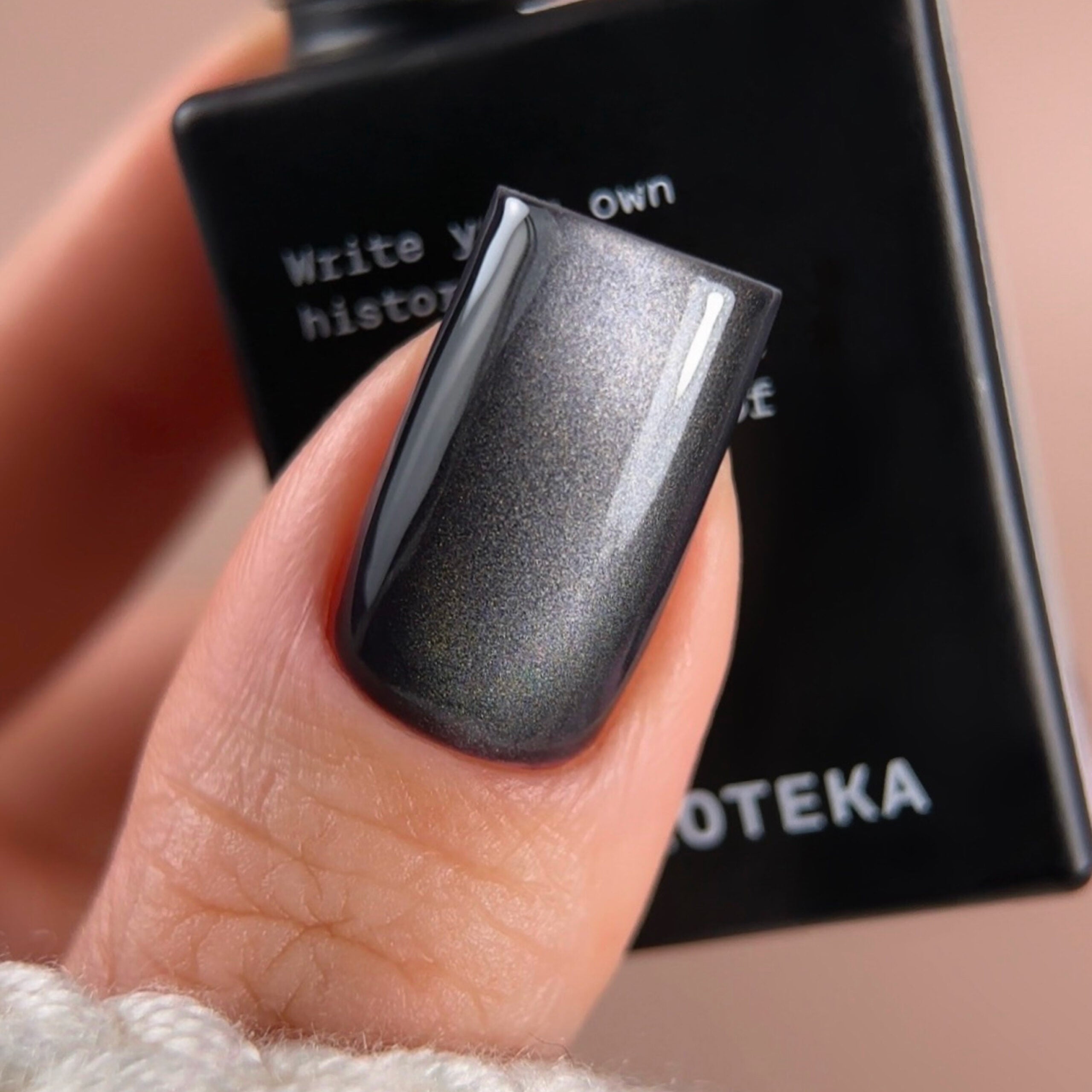 BIBLIOTEKA Esmalte Cat Eye Nº 02 Shadow — Gris oscuro, 10 ml