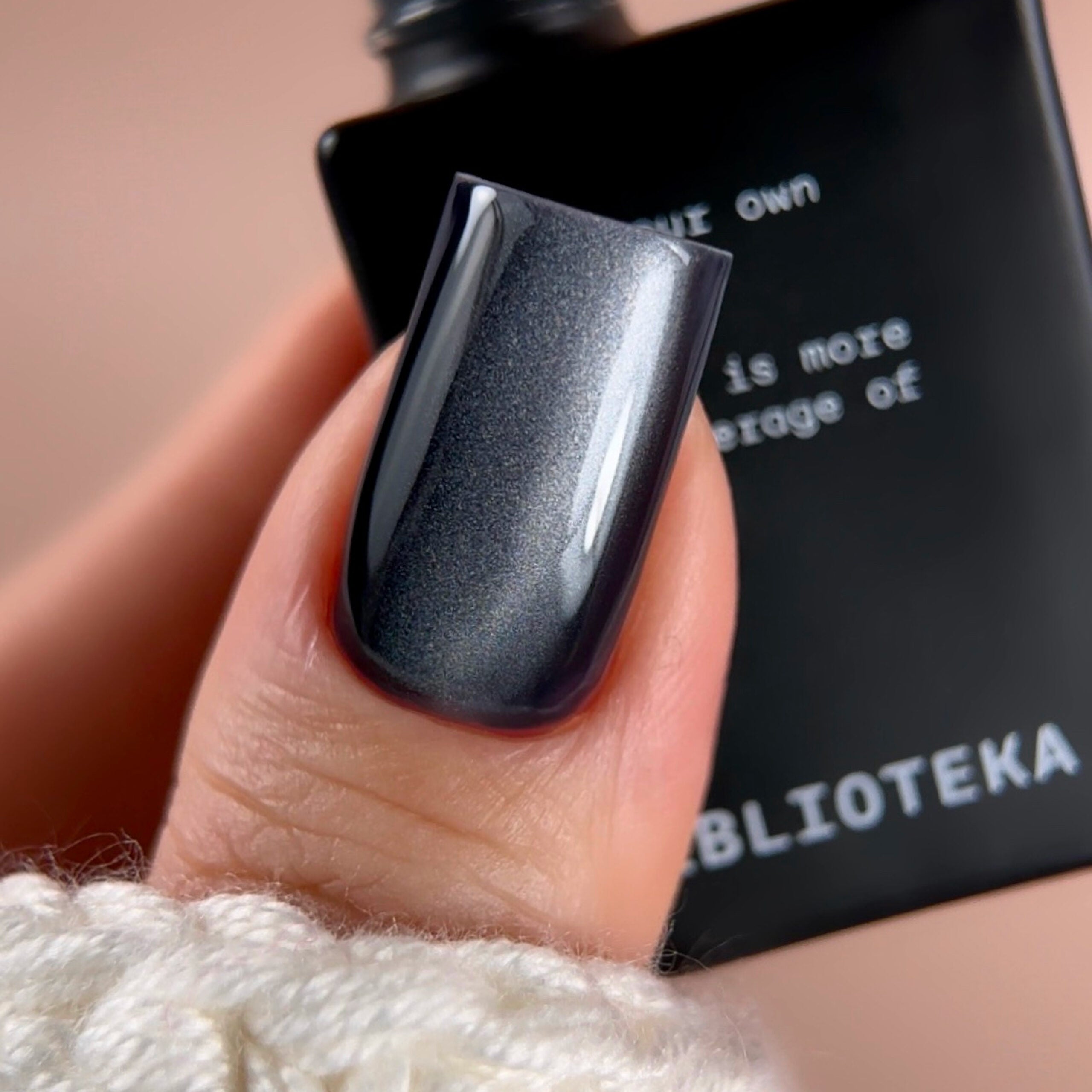 BIBLIOTEKA Esmalte Cat Eye Nº 03 Midnight — Azul profundo, 10 ml