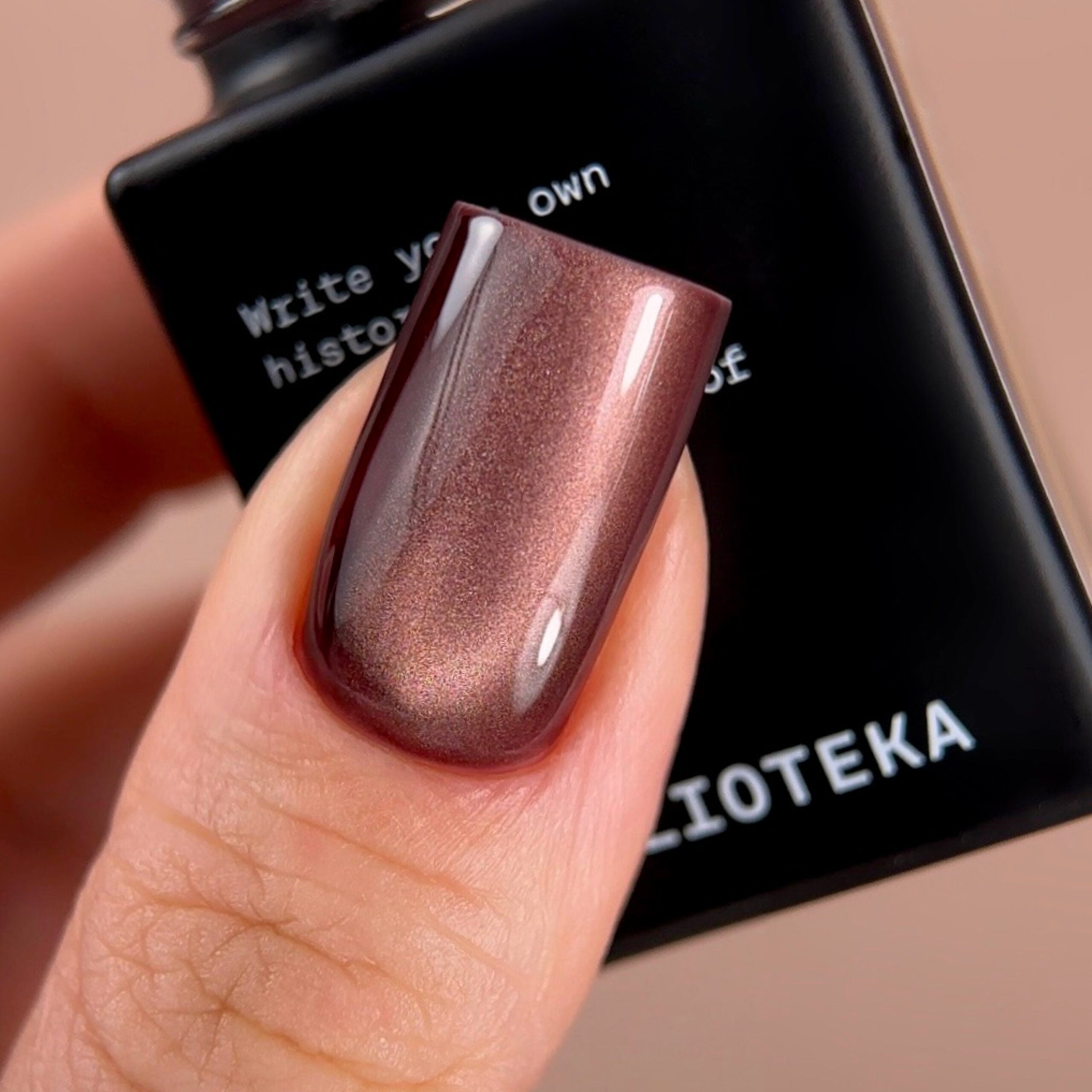 BIBLIOTEKA Esmalte Cat Eye Nº 07 Wine Flare — Destello vino, 10 ml