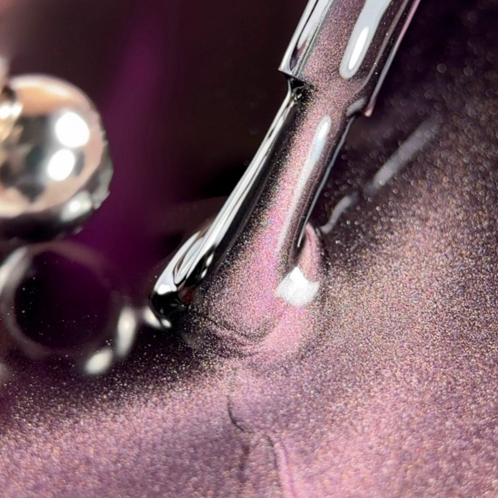 BIBLIOTEKA Esmalte Cat Eye Nº 08 Plum Glow — Brillo ciruela, 10 ml