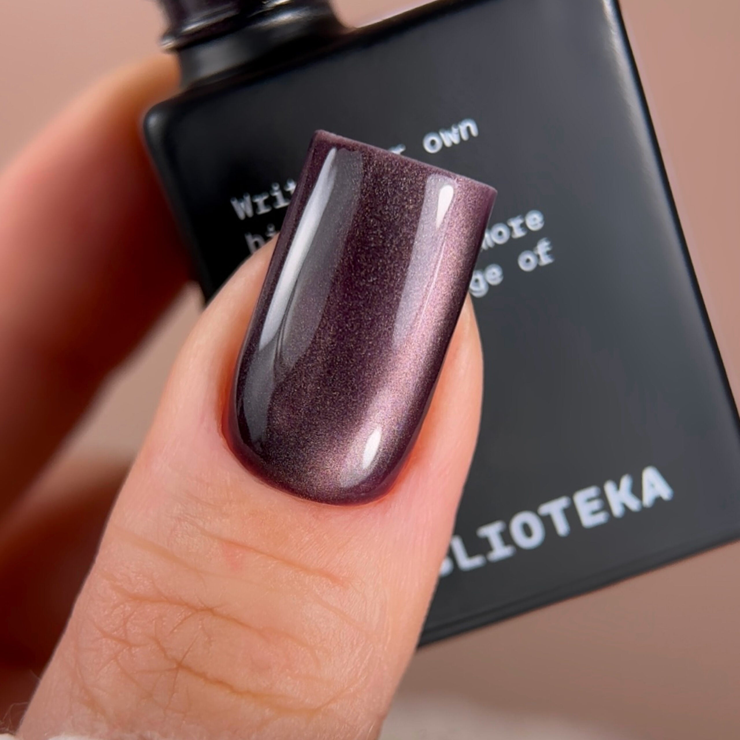 BIBLIOTEKA Esmalte Cat Eye Nº 08 Plum Glow — Brillo ciruela, 10 ml
