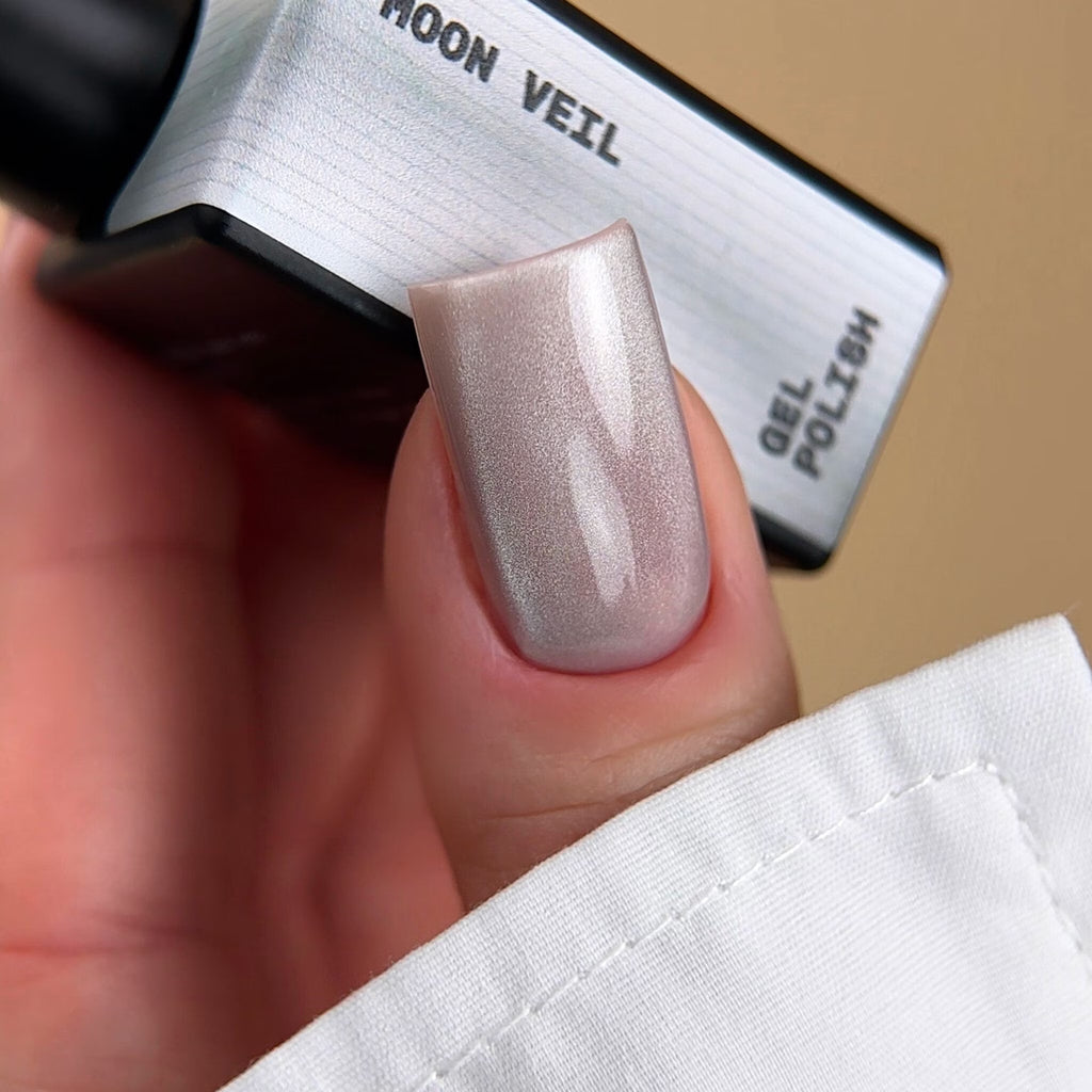 BIBLIOTEKA Esmalte Semipermanente Cat Eye Nº 09 Moon Veil — Blanco plateado delicado, 10 ml