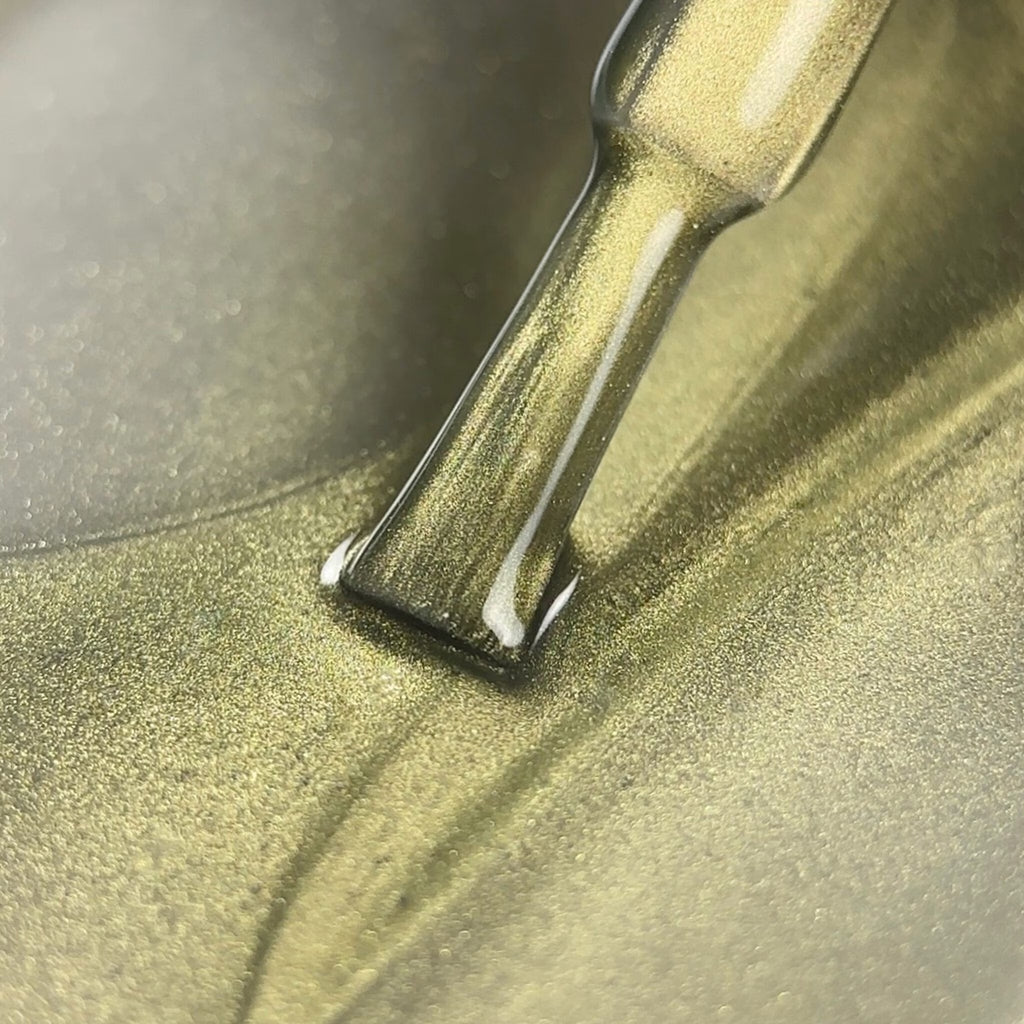 BIBLIOTEKA Esmalte Cat Eye Nº 10 Solar Glow — Dorado cálido, 10 ml