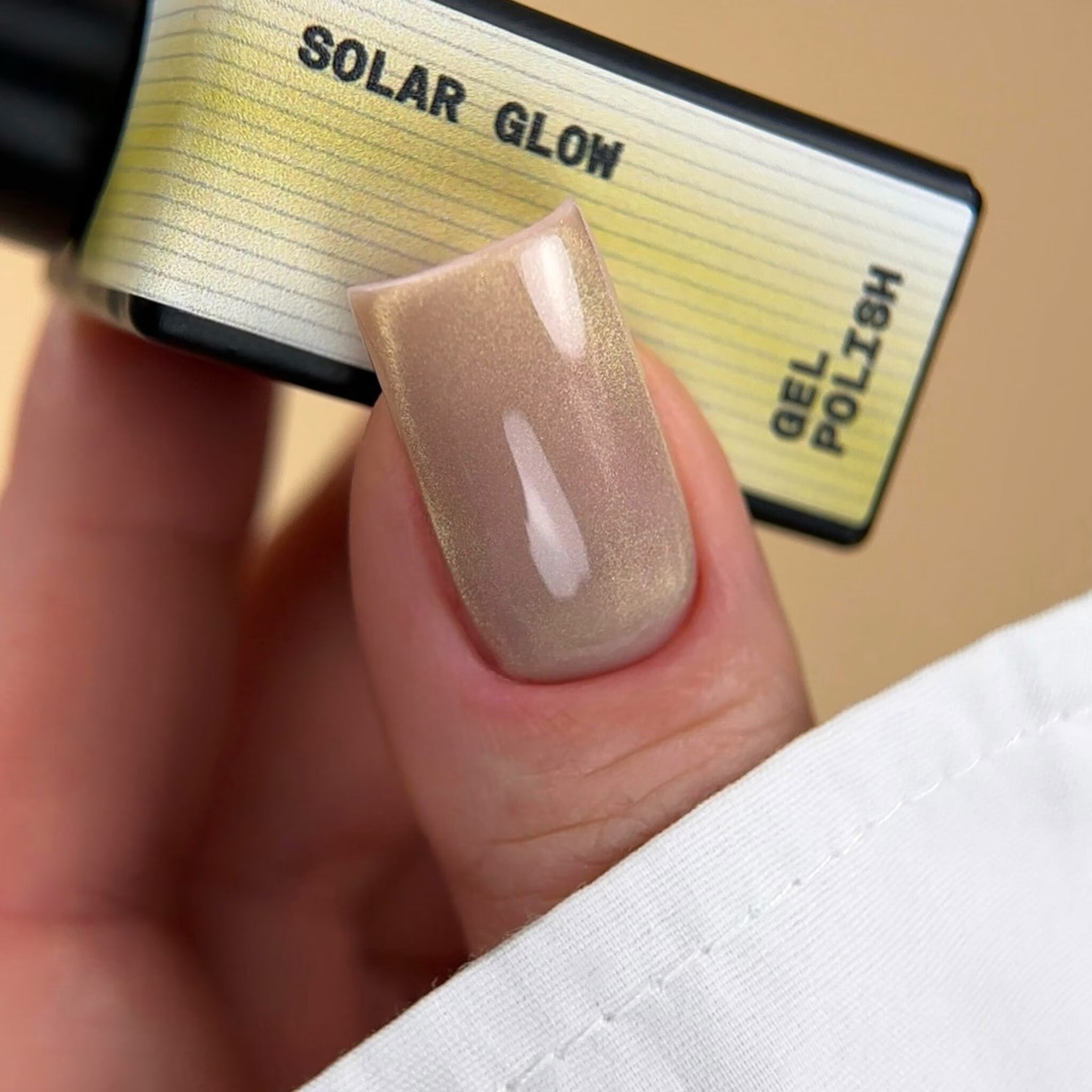 BIBLIOTEKA Esmalte Cat Eye Nº 10 Solar Glow — Dorado cálido, 10 ml