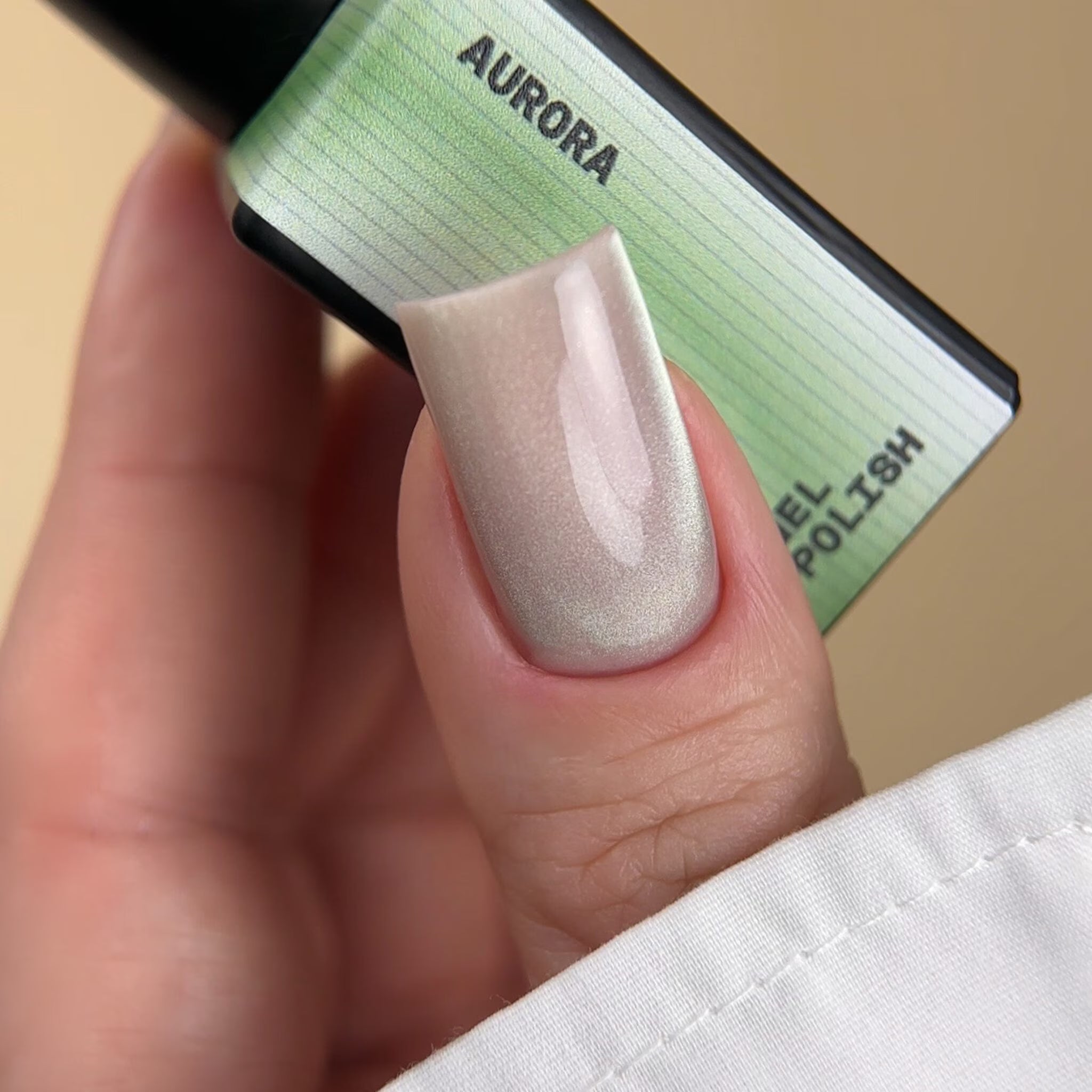 BIBLIOTEKA Esmalte Cat Eye Nº 12 Aurora — Verde perlado, 10 ml