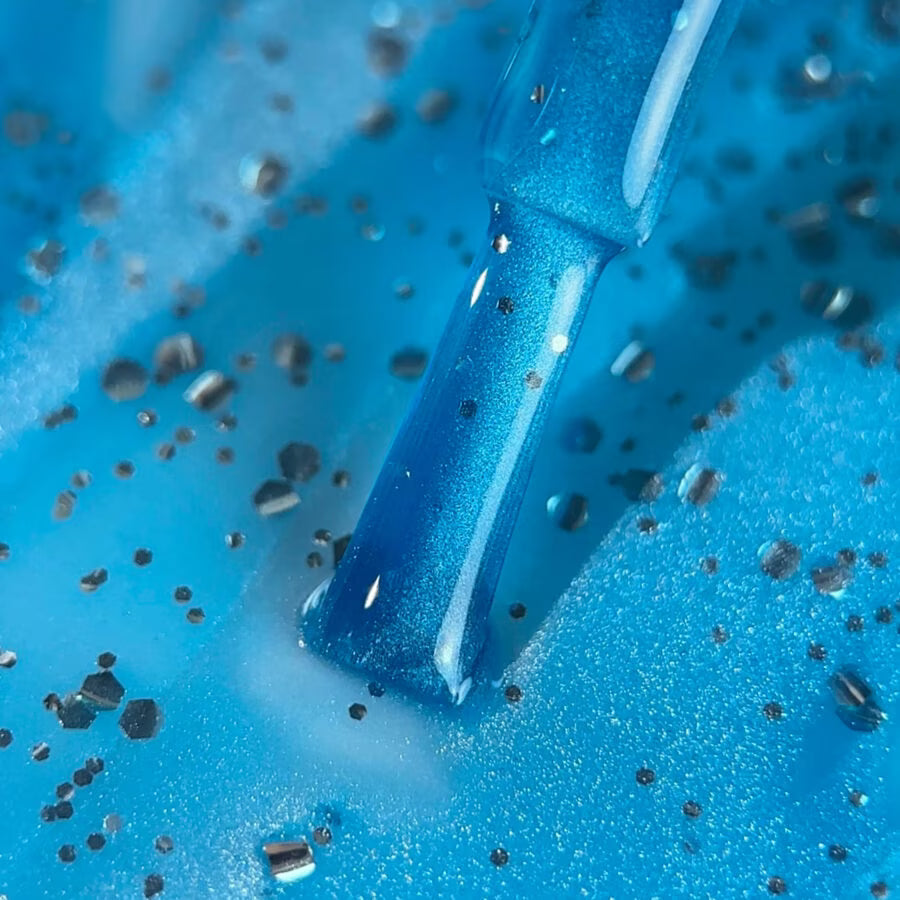 BIBLIOTEKA Esmalte semipermanente efecto ojo de gato Nº 24 Glacier – azul frío, 10 ml