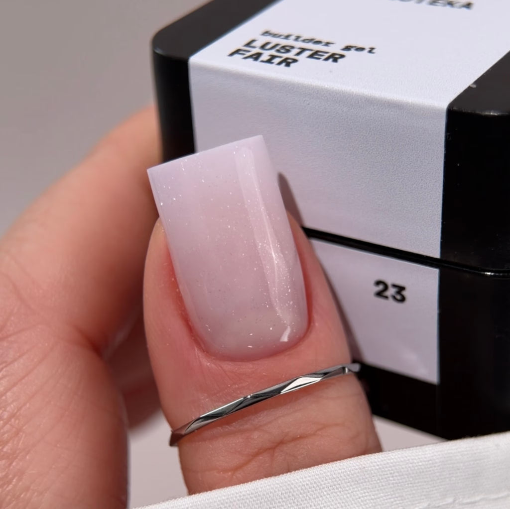 BIBLIOTEKA Builder Gel Nº 23 LUSTER Fair – Tono claro con shimmer