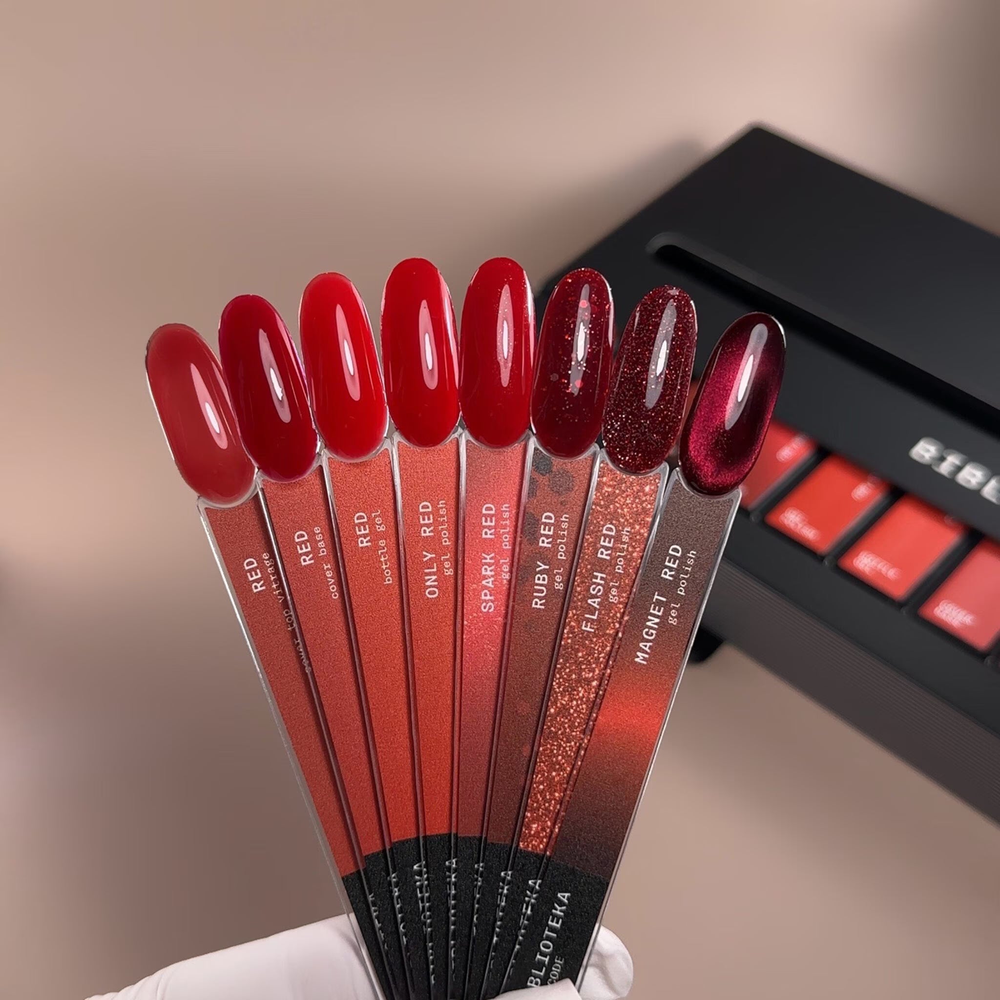 BIBLIOTEKA Esmalte Spark Red — Rojo con shimmer fino, 10 ml