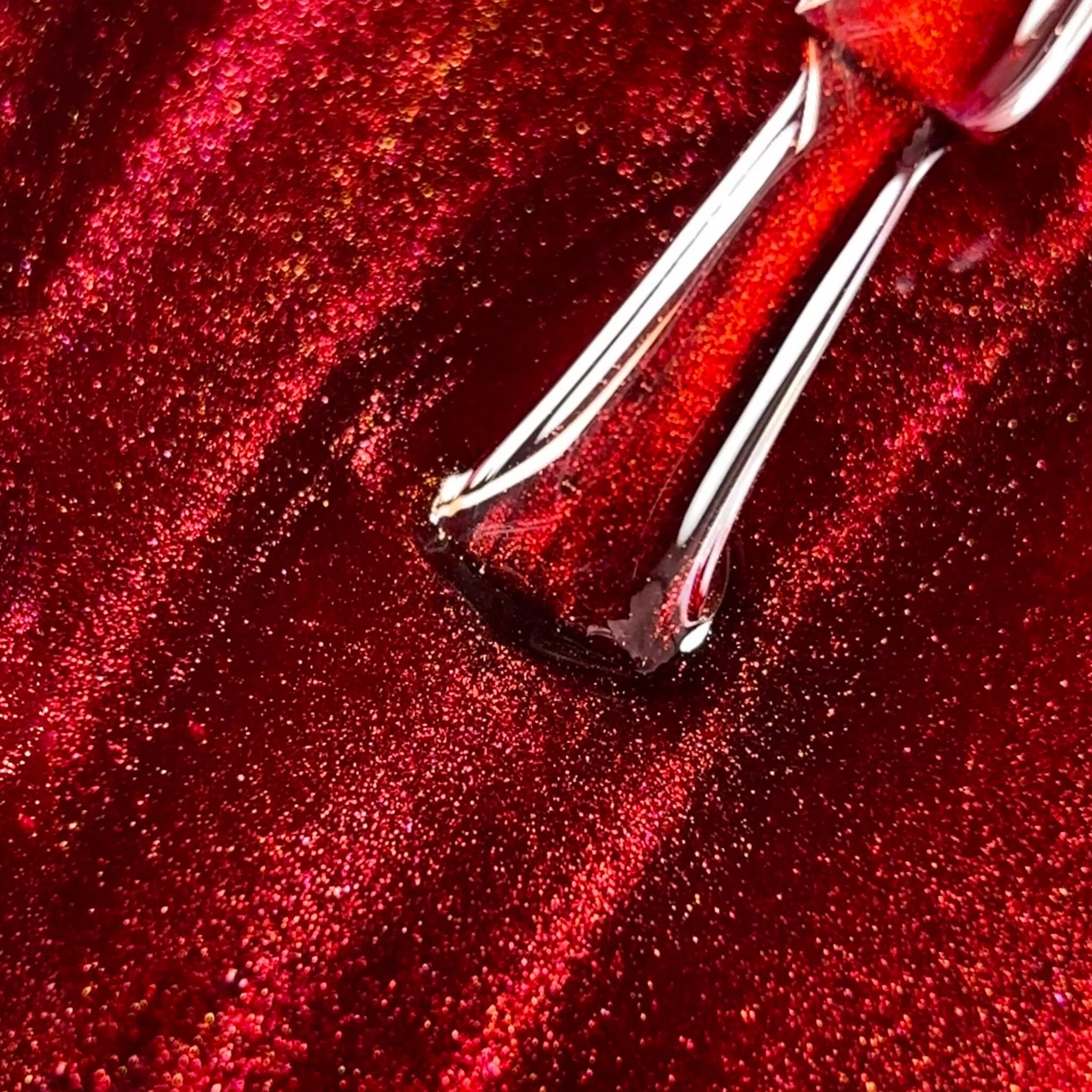 BIBLIOTEKA Esmalte Cat Eye Magnet Red — Rojo, 10 ml